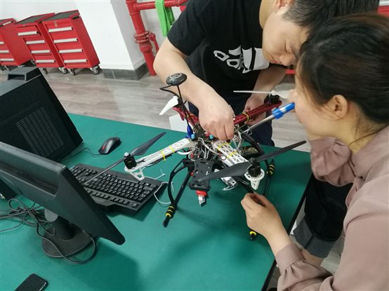 C:\Users\Administrator\Desktop\专题报道\历程及寄语（面向工业污染的空中气体检测机器人）\制作实物照片（面向工业污染的空中气体检测机器人）\F02AF43D356040028E83FFC894E3AF17.jpg