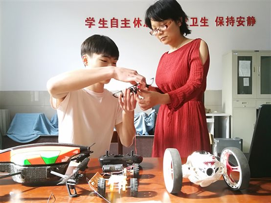 C:\Users\Administrator\Desktop\面向高层火灾现场勘探及辅助营救的多旋翼机器人\面向高层火灾现场勘探及辅助营救的多旋翼机器人\图片\老师和学生交流（图中为模型图）.jpg