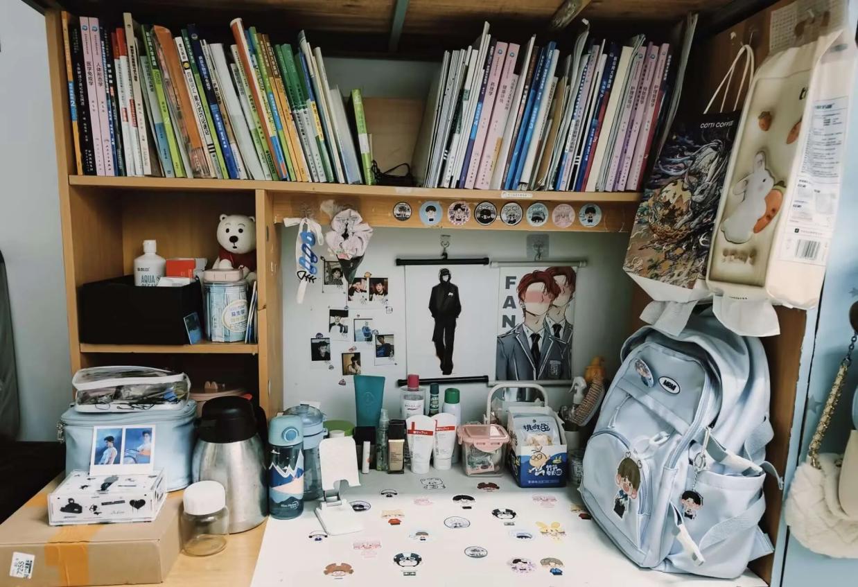 活动开始前,同学们积极打扫卫生,布置寝室,最终都呈现了不错的效果.